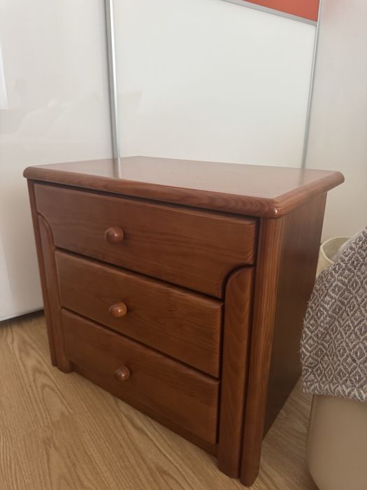 Mesa de cabeceira em madeira de cerejeira