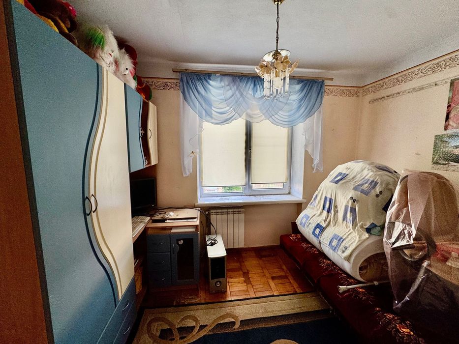 Продається 4-кімнатна квартира смт. Заводське