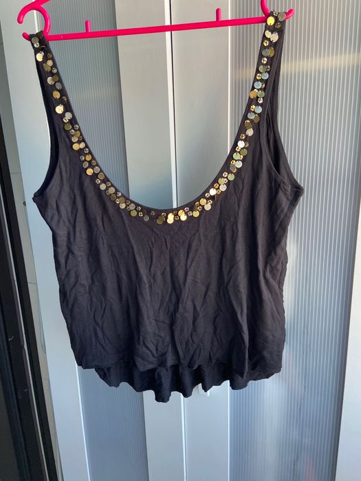 Top preto de lantejoulas