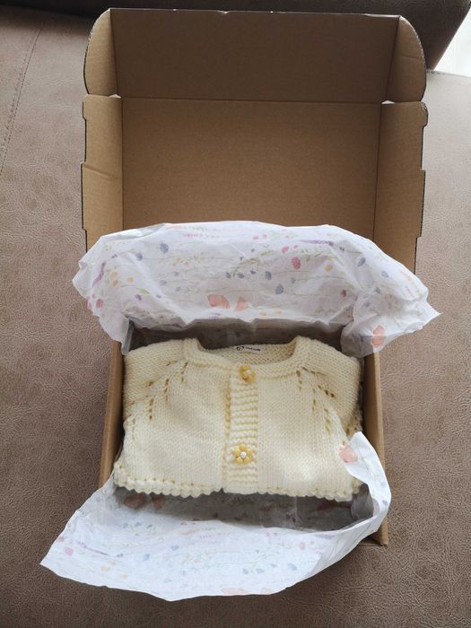 Casaco de bebé em tricô feito à mão