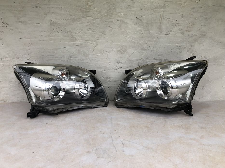 Фара Ліва Права Toyota Avensis T25 Koito ціна за 1 шт