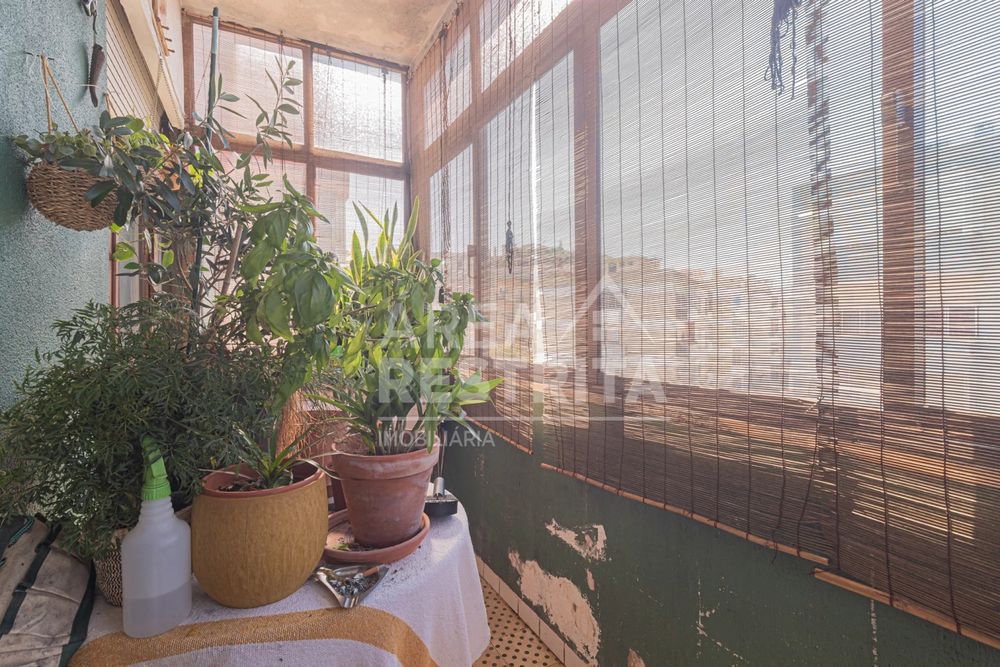 Apartamento T4 transformado em T3 no Laranjeiro