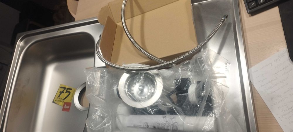Продам мойку кухонную Испания нержавейка качественная НОВАЯ комплект