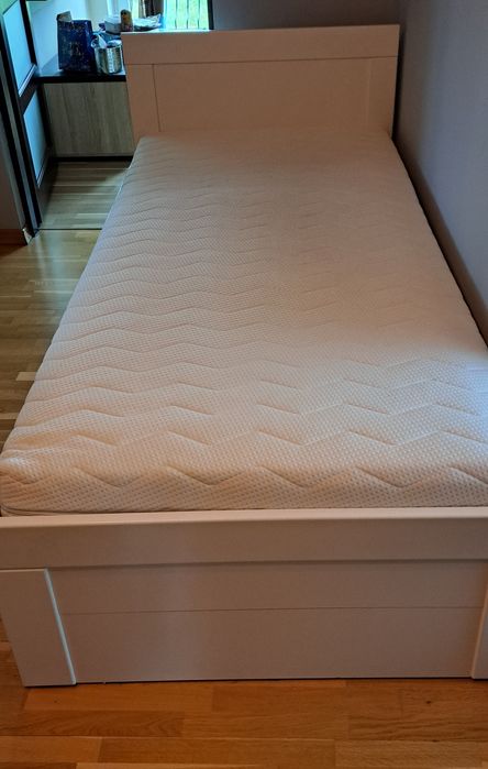 łóżko z materacem