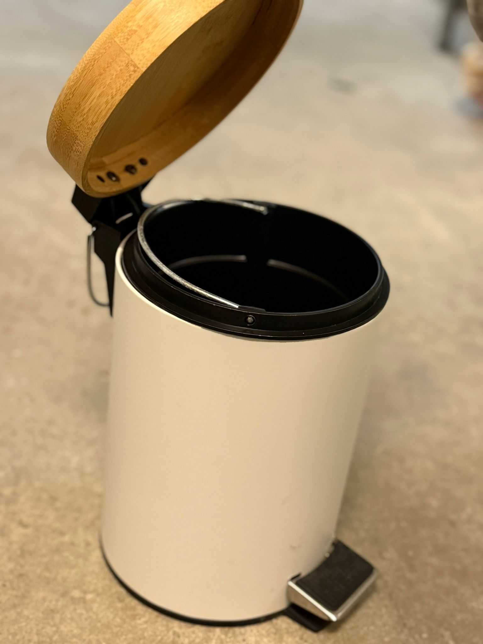 Lixeira WC Branco de Metal com Tampa em Bambu 3L