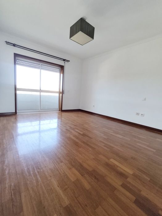 Apartamento T3 para arrendamento, amplo e bem localizado