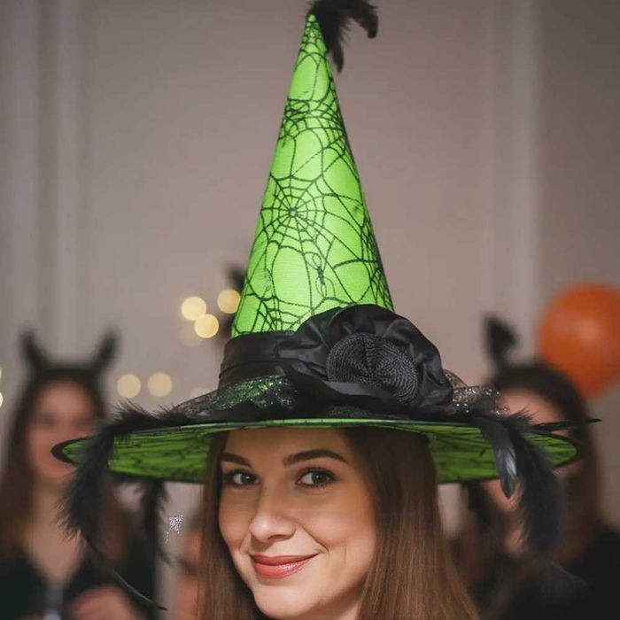 Капелюх відьми з трояндою