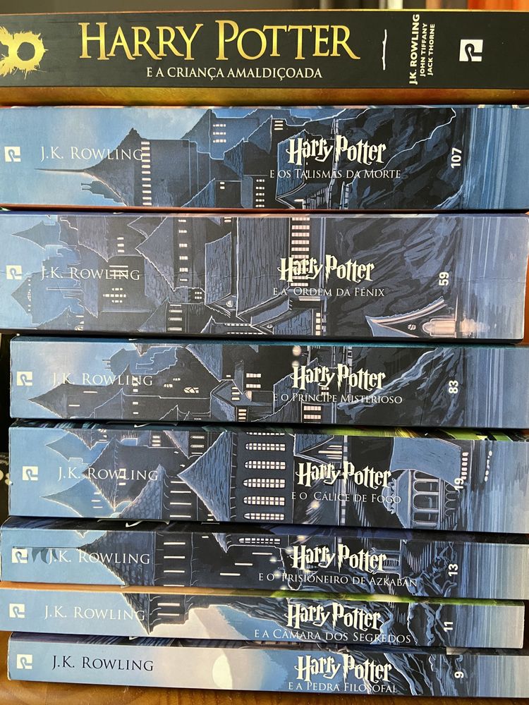 Vários livros do "Harry Potter"