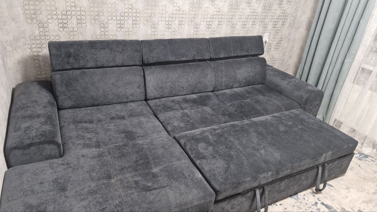 Кутовий диван, стан -новий.