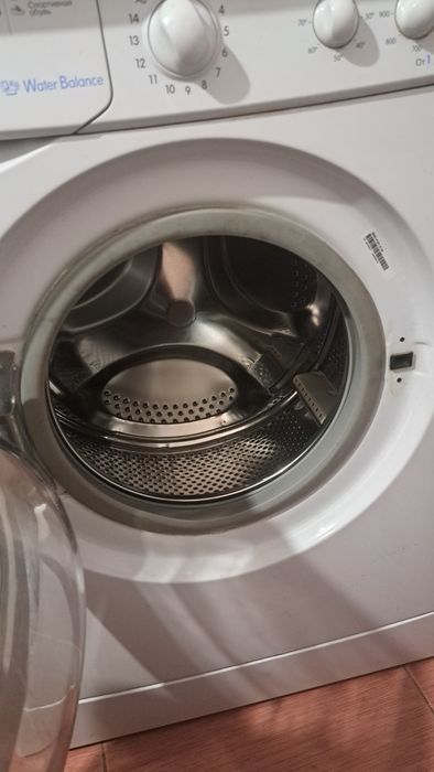 Продаю пральну машину Indesit IWSD 61051 B