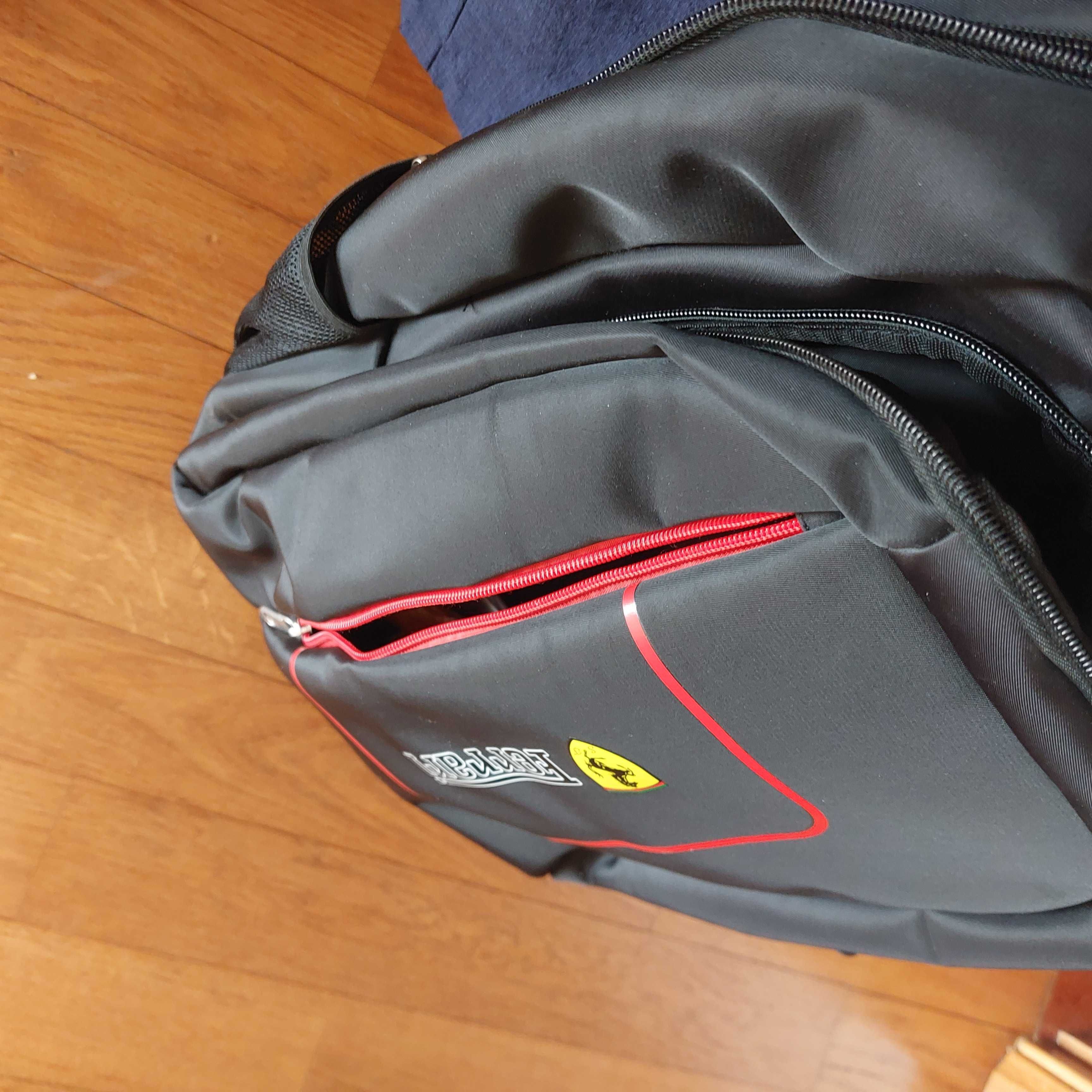 Mochila preta, grande, em ótimo estado.