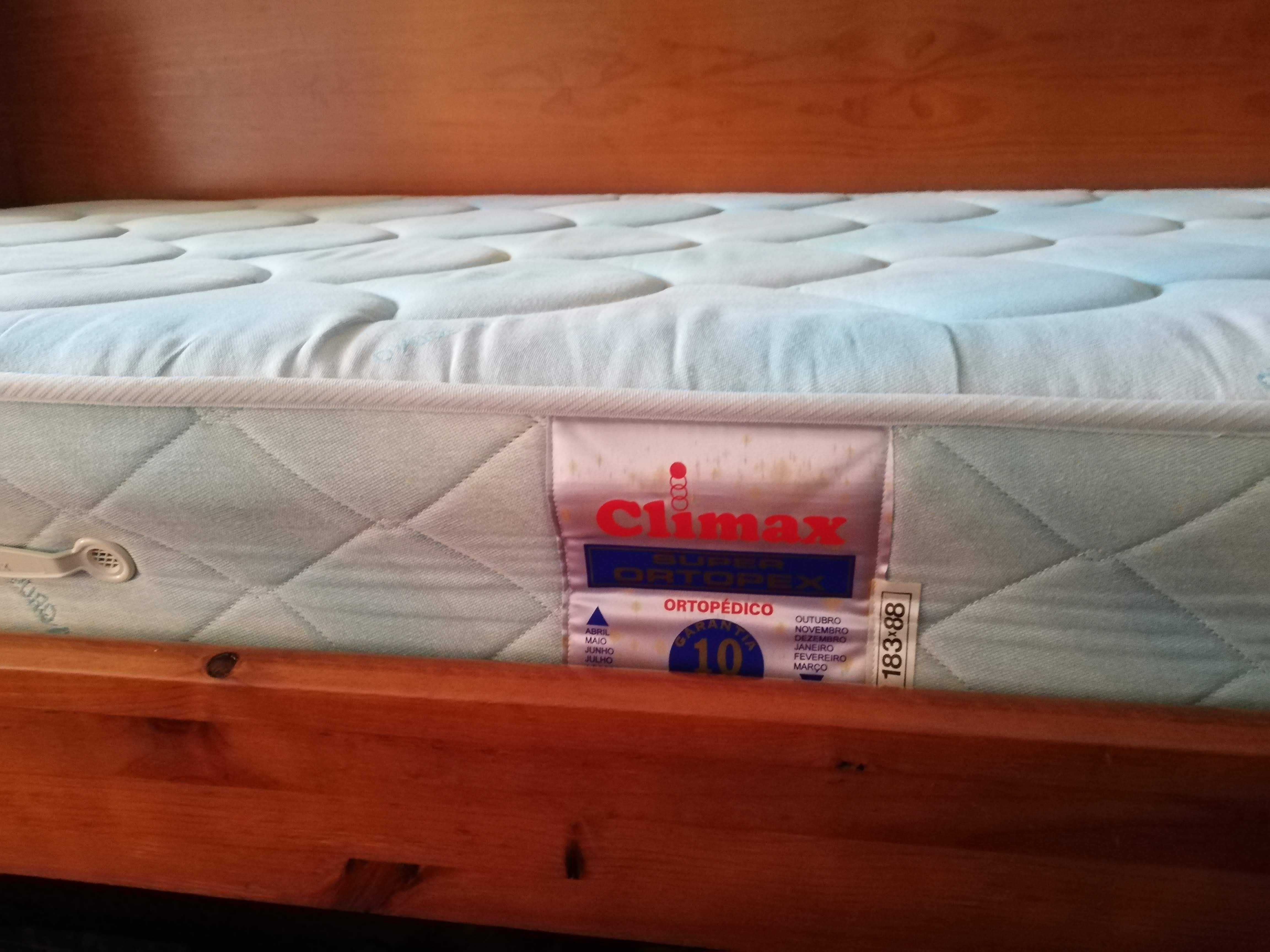 Móvel com cama e  estante por cima e colchão 183 x 88 incluido