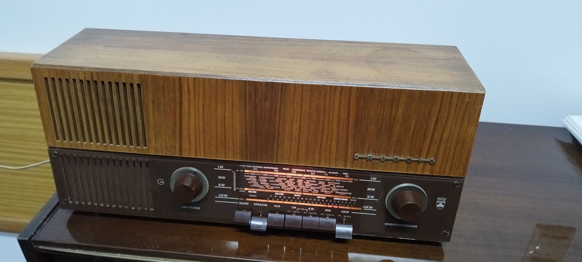 Grundig antigo a válvulas Type 2147 com FM