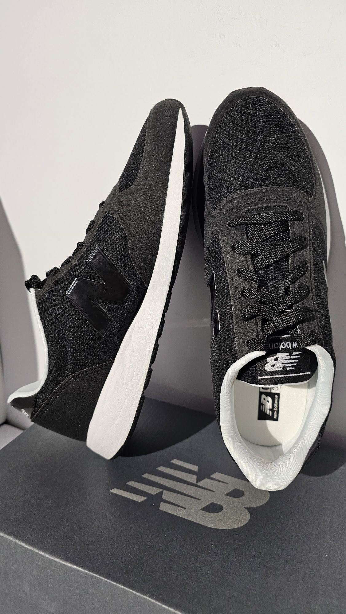 Buty nowe sportowe New Balance modny kolor czarny w rozmiarze 40.5