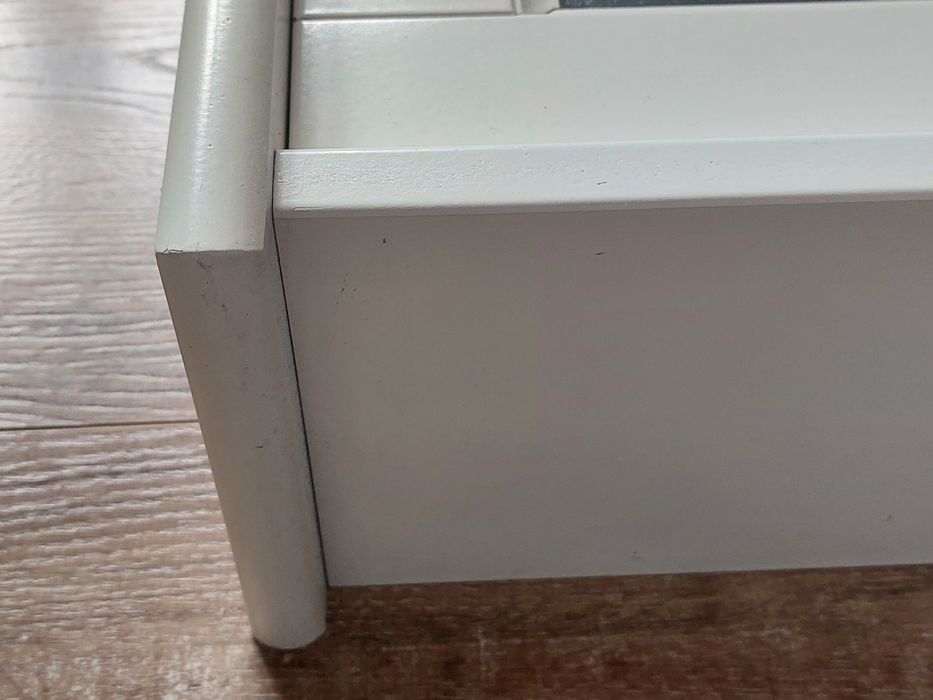 Biała szafka łazienkowa z lustrem Ikea Flaren Flåren z półkami kremowa