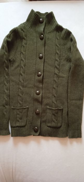 Gruby sweter zapinany na guziki z 2 kieszeniami