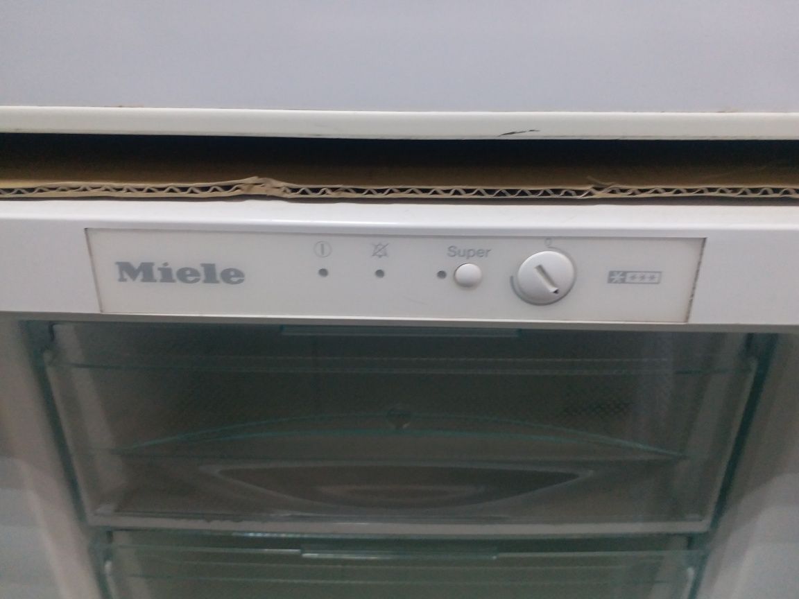 Морозильна камера Miele