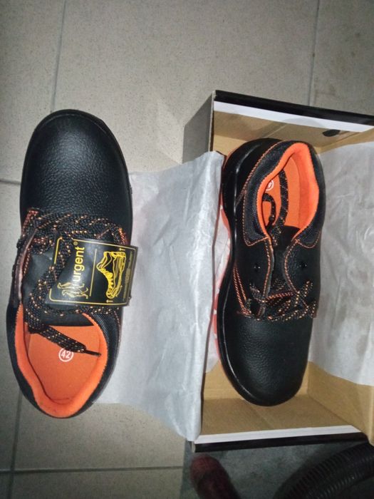 Ubrania robocze  buty urgent koszule, podkoszulki