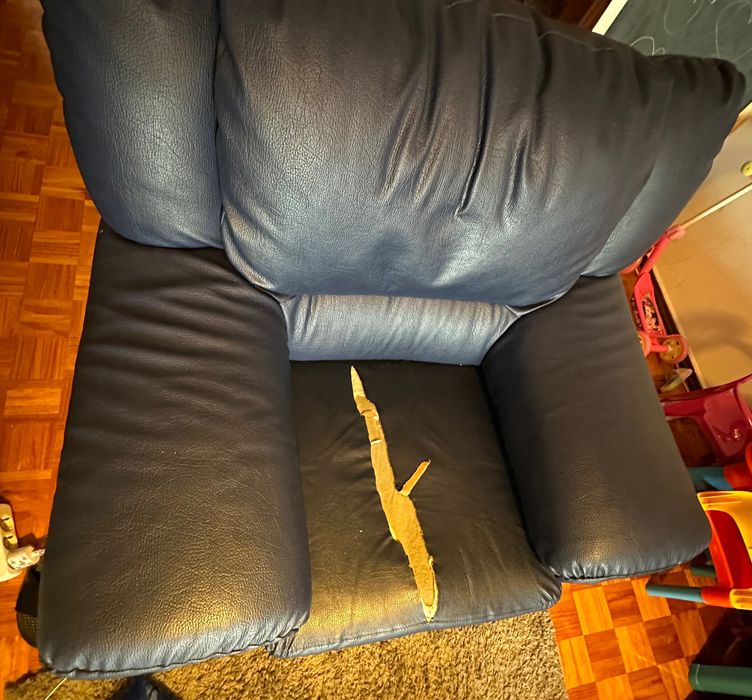 Poltrona azul com marcas de uso