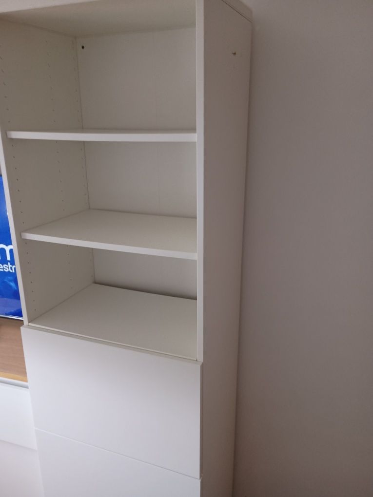 2 Móveis Besta IKEA com combinações de arrumação.b