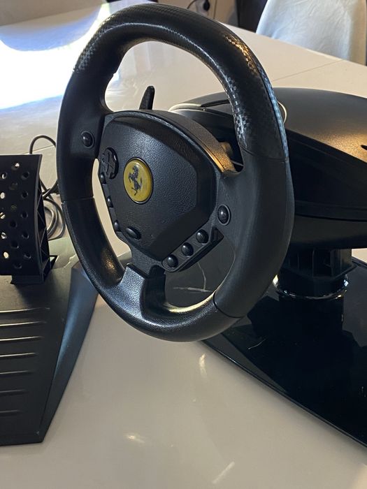 Volante c/pedais Thrustmaster