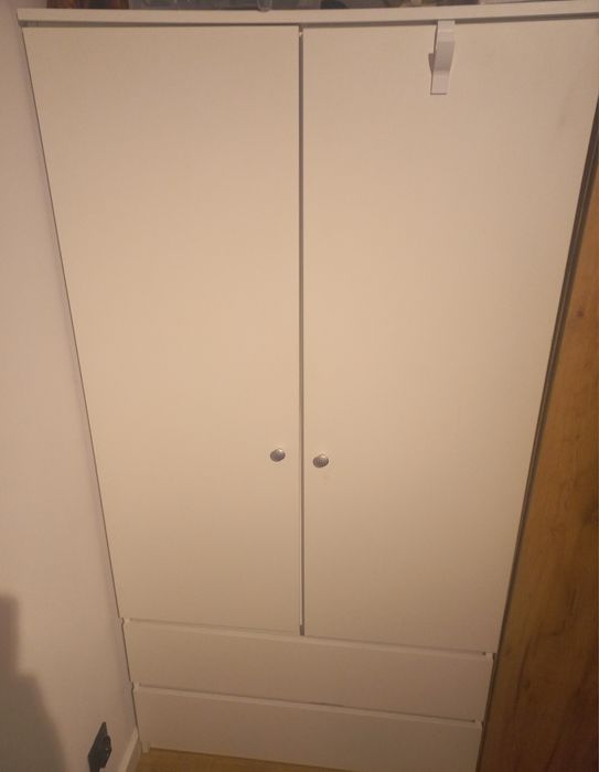 Biała szafa dwudrzwiowa