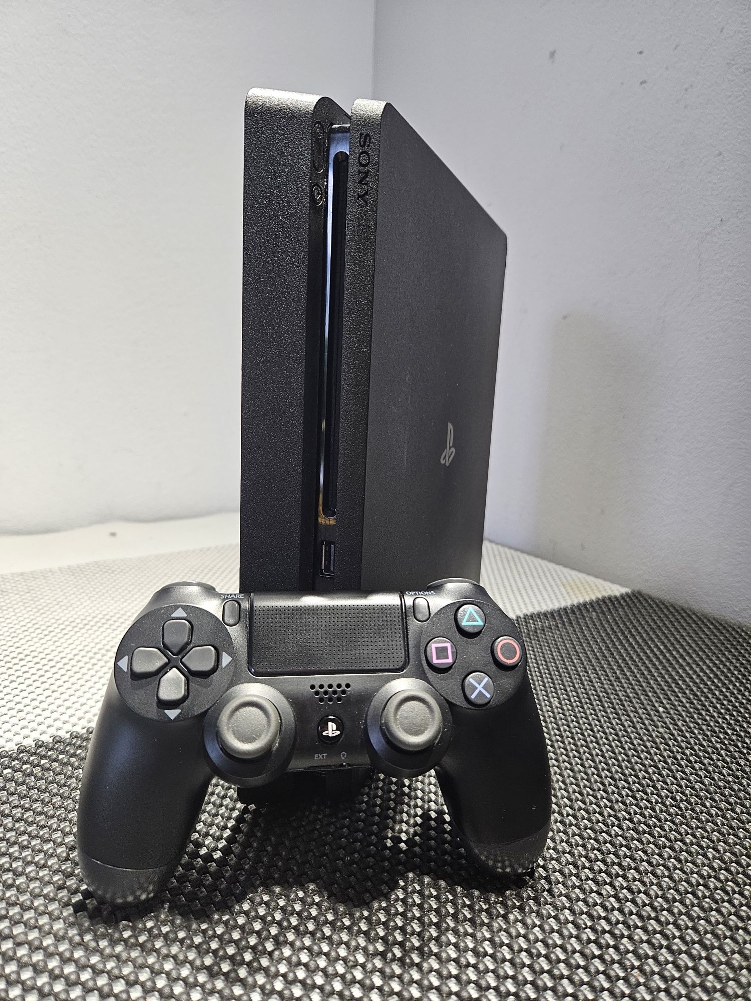 Consola PS4 Slim com comando