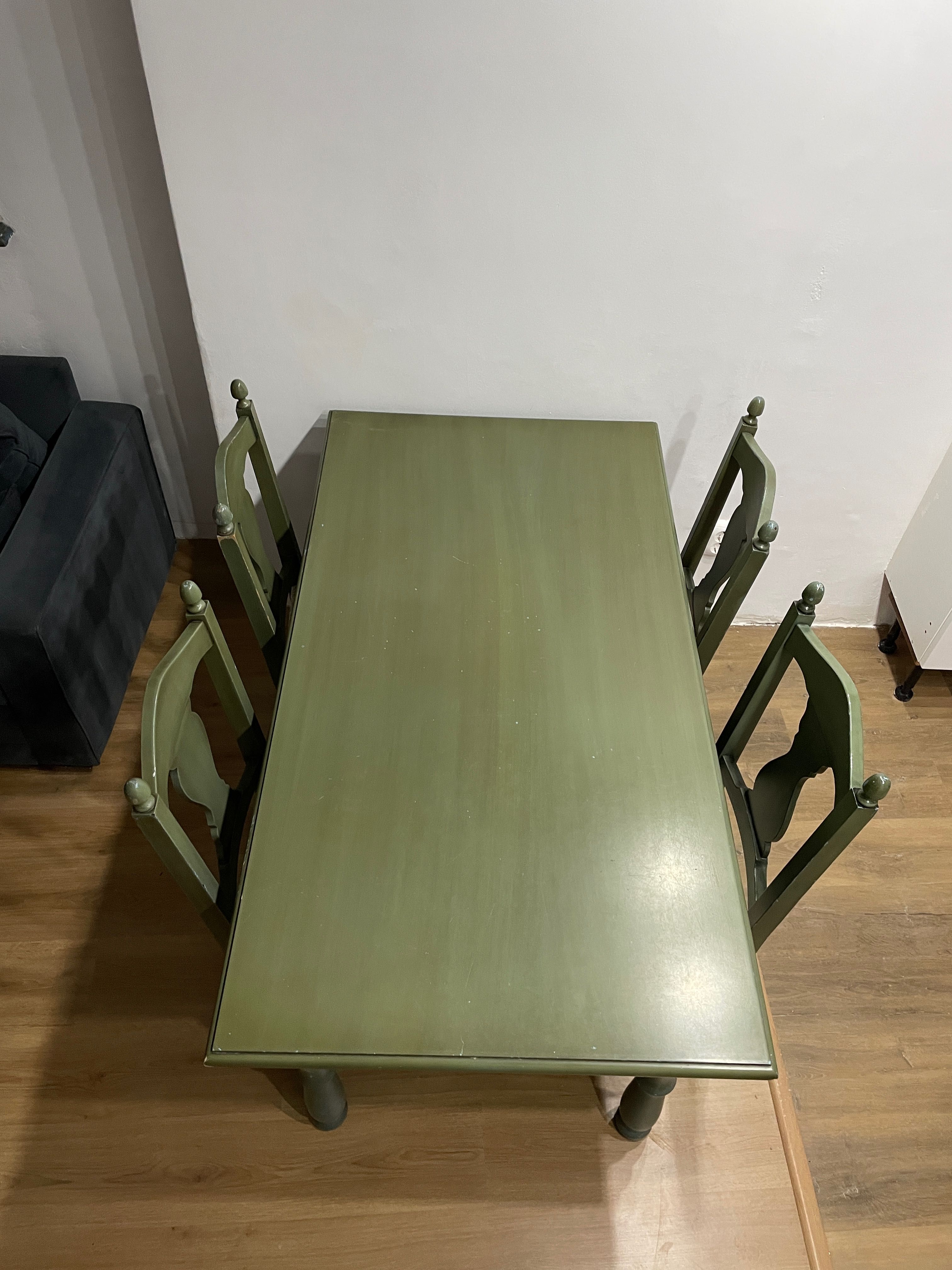 Mesa e 6 cadeiras em madeira