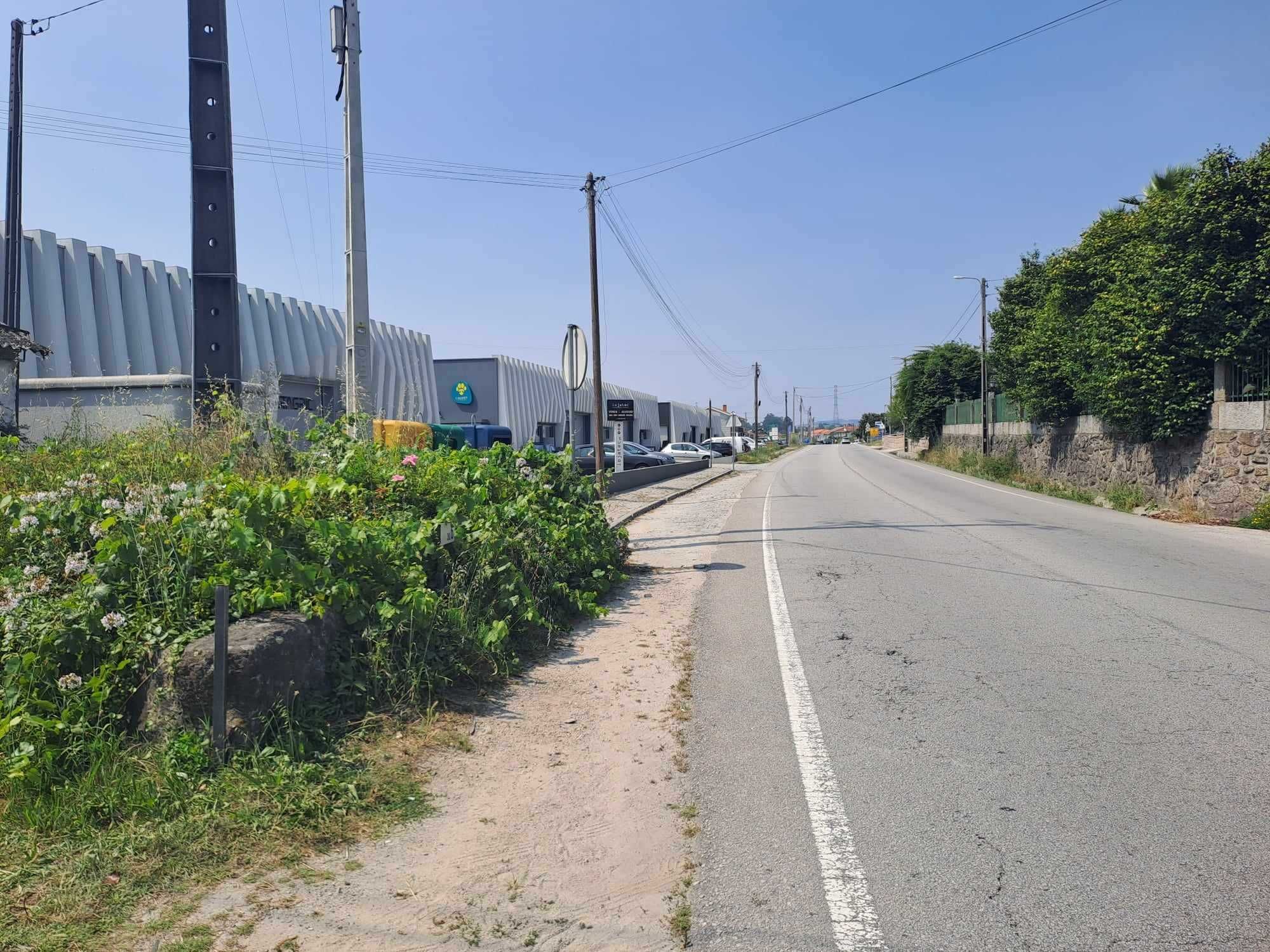 Casa para restaurar e terreno junto a estrada Rans-Penafiel