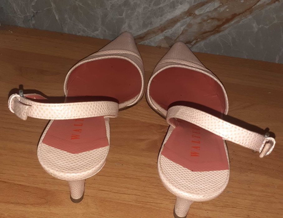 Sapatos de Sra Walter Steiger.