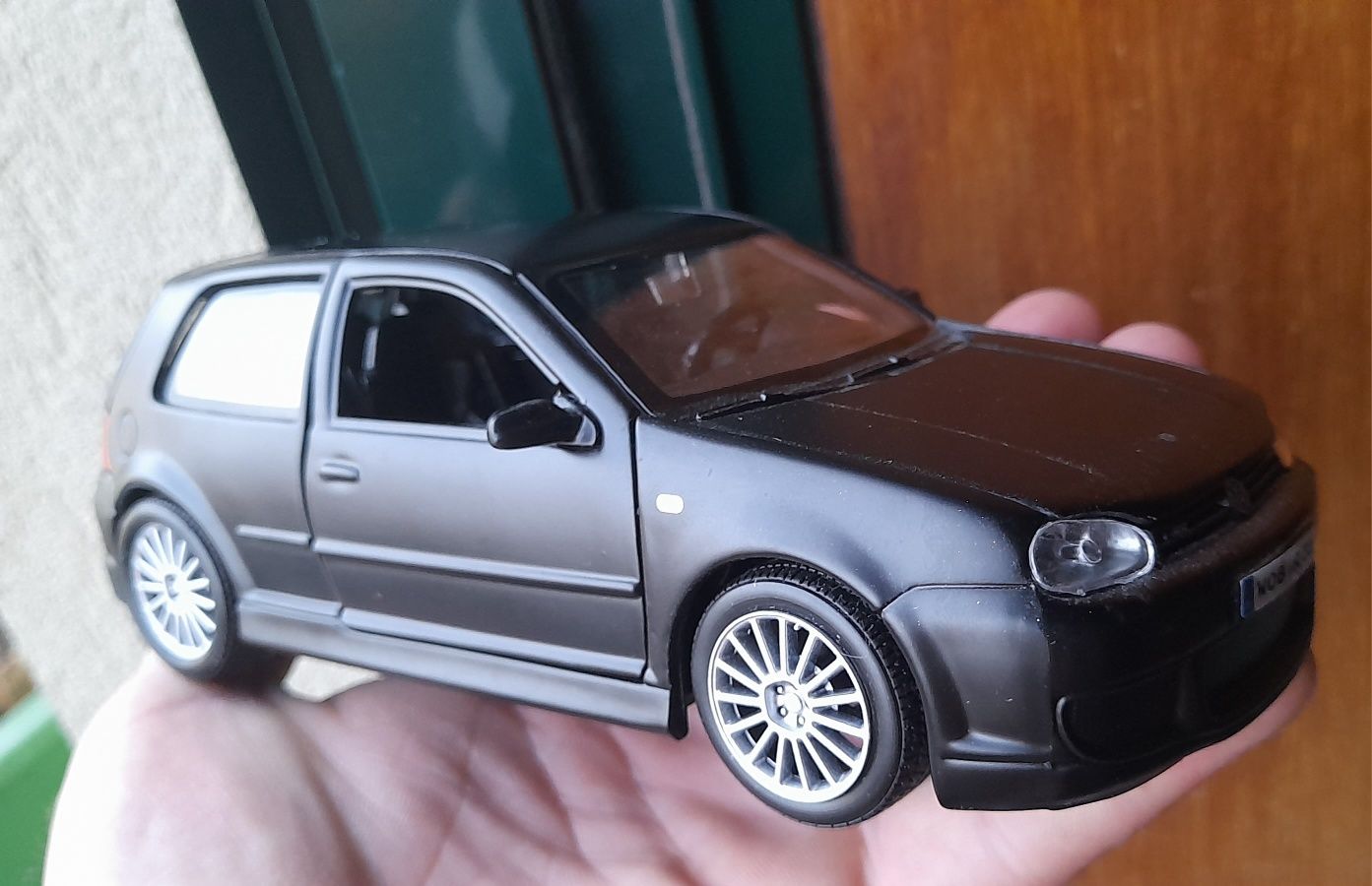 Volkswagen Golf R32 escala 1/24