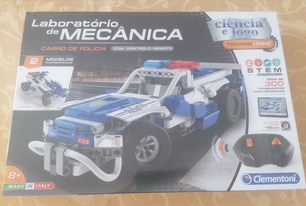 Laboratório de mecânica - carro de polícia
