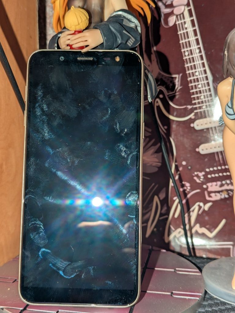 Смартфон Samsung J600F на деталі