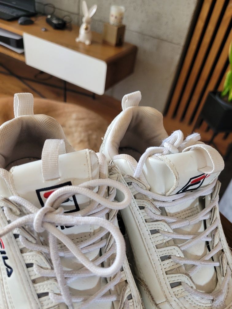 Białe lakierowane sneakersy Fila