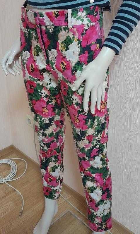 Шикарные стрейчевые штаны в цветочный принт h&m, оригинал