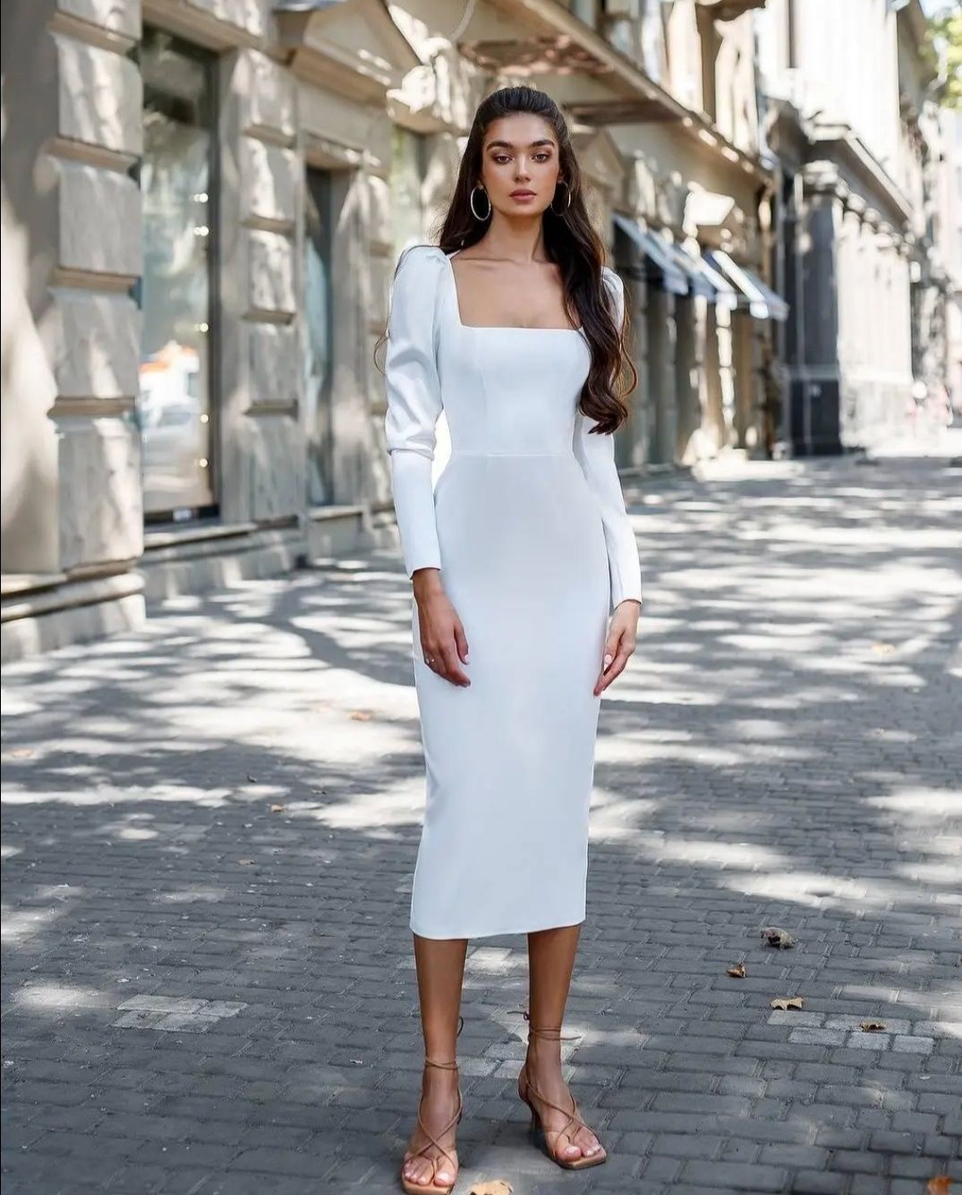 Біла сукня для урочистої події розпису