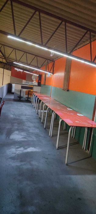 festa de aniversário com futebol, espaço coberto