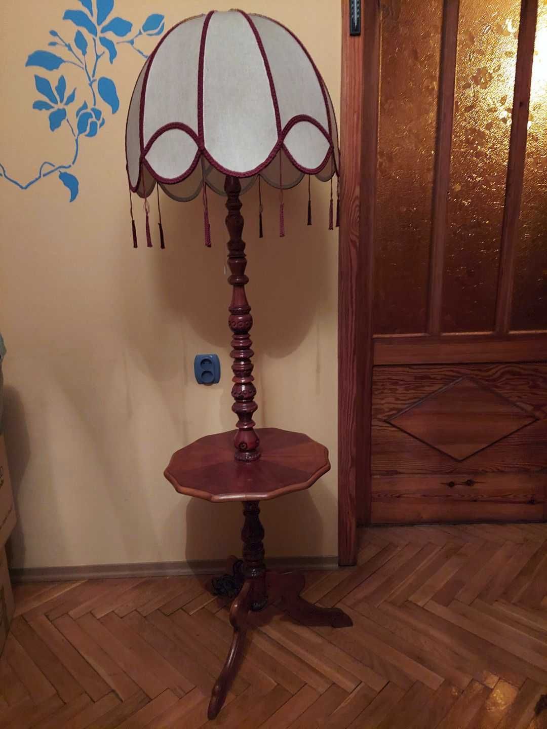 Lampa drewniana rzeźbiona z abażurem