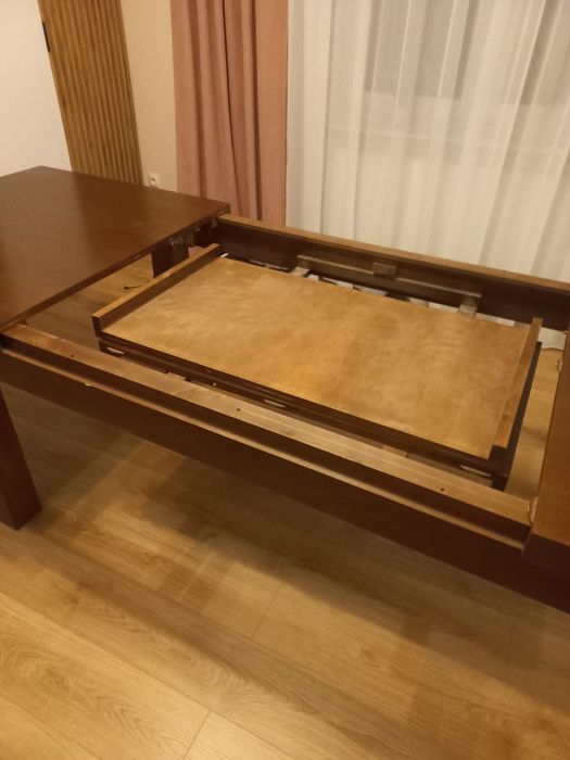 Solidny stół do salonu