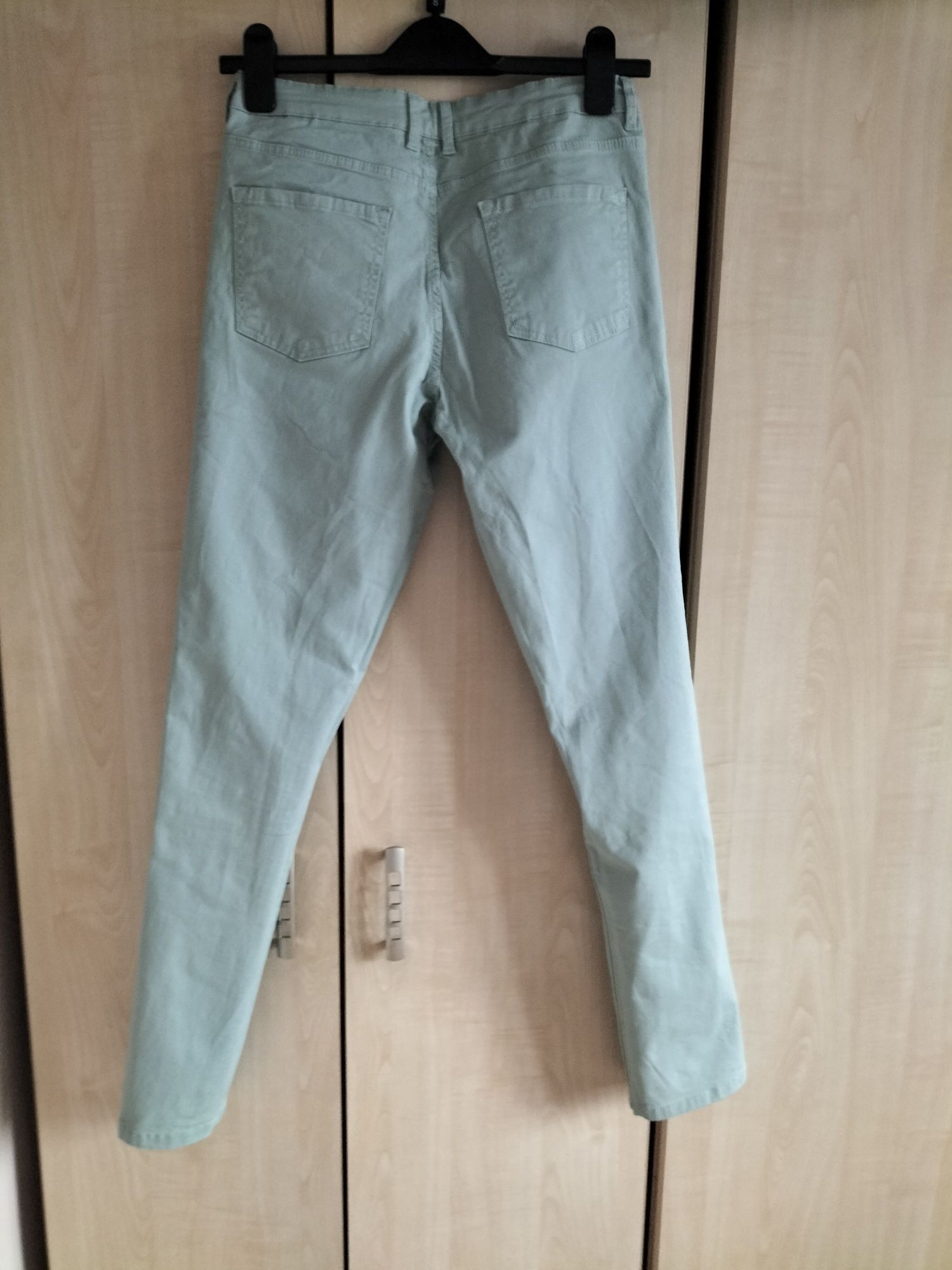 Miętowe jeansy slim fit marki esmara rozmiar 36 stan bardzo dobry.