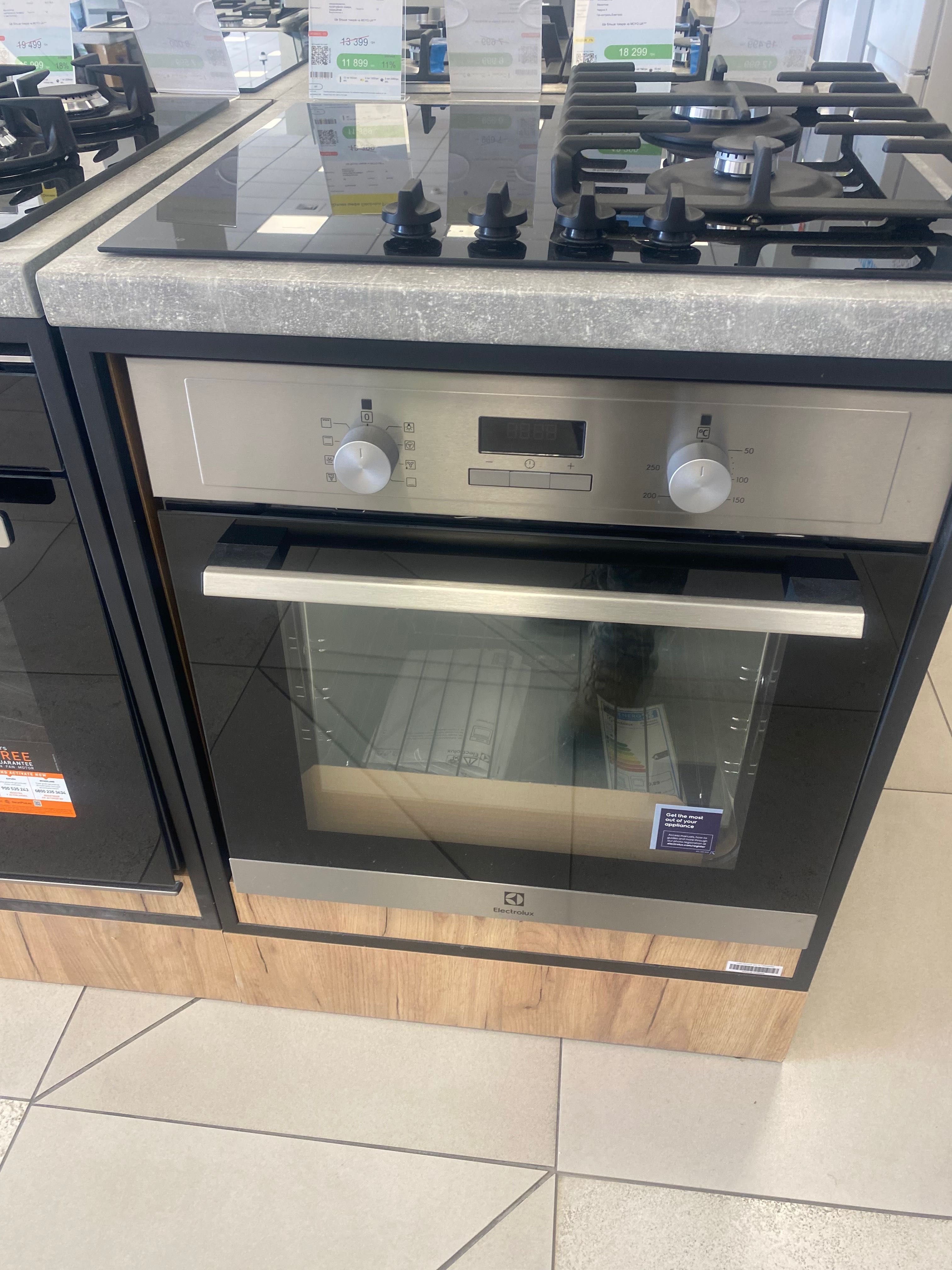 Духовка електрична Electrolux EOF3H00BX, нові