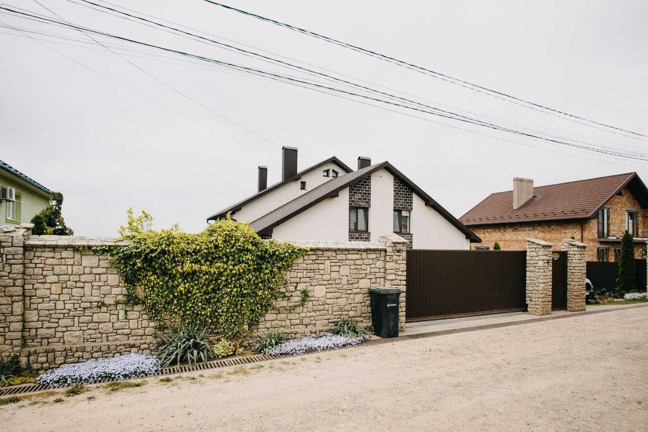 Сучасний будинок 207 м,кв. у Кучурові, 7 сот.