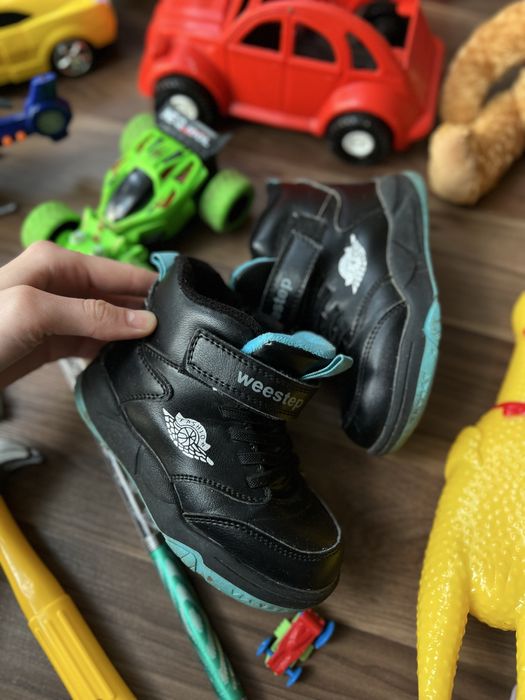 Іграшки, взуття, машинки