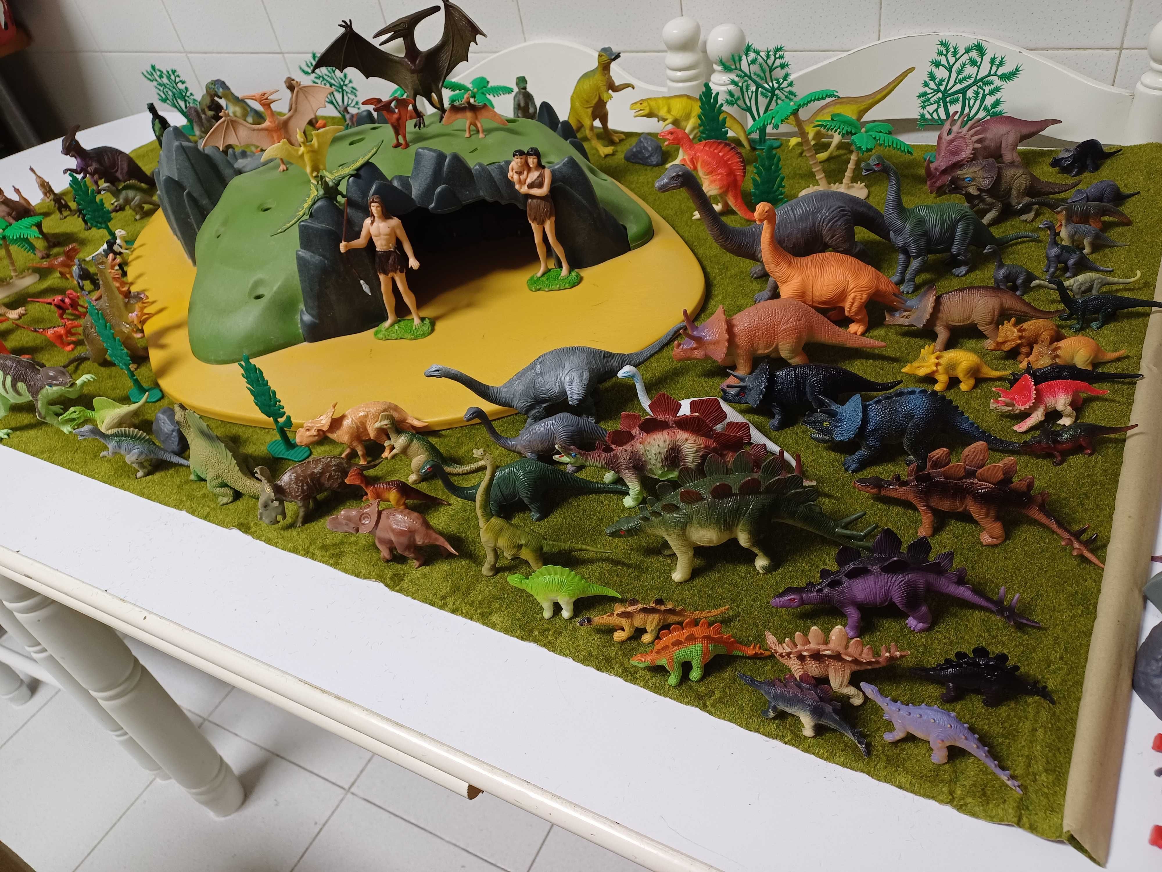 Gruta pré-histórica com 2 humanos e 100 dinossauros diferentes