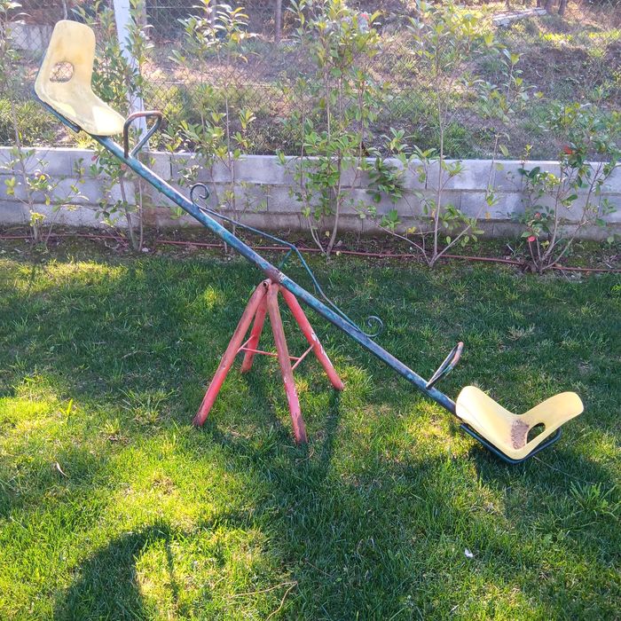 Baloiço antigo de jardim para crianças