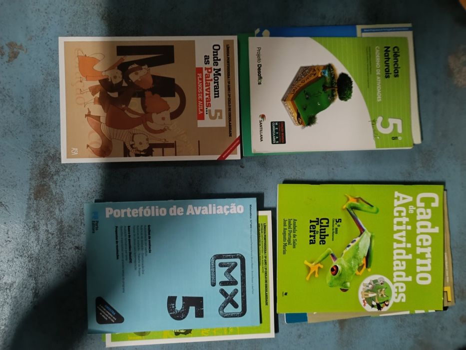 Livros escolares novos e CDs