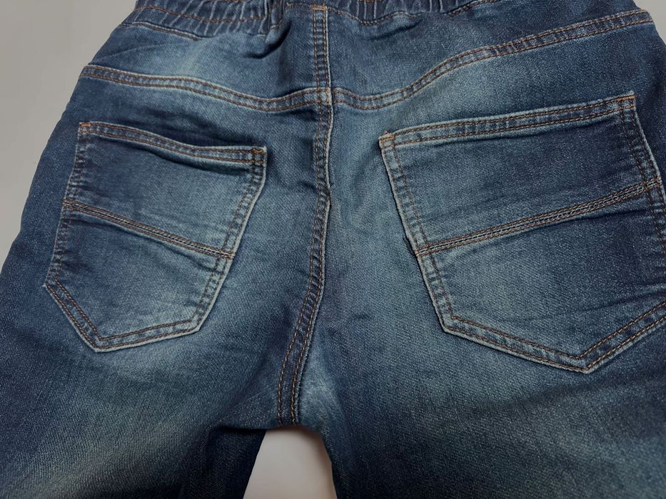 Reserved miękkie spodnie jeansy chłopięce joggery 158