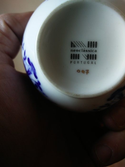 2 jarras de porcelana e um púcaro