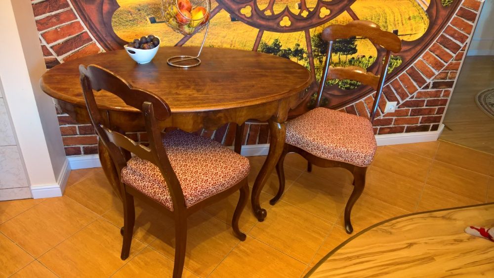 Stylowy stół z krzesłami