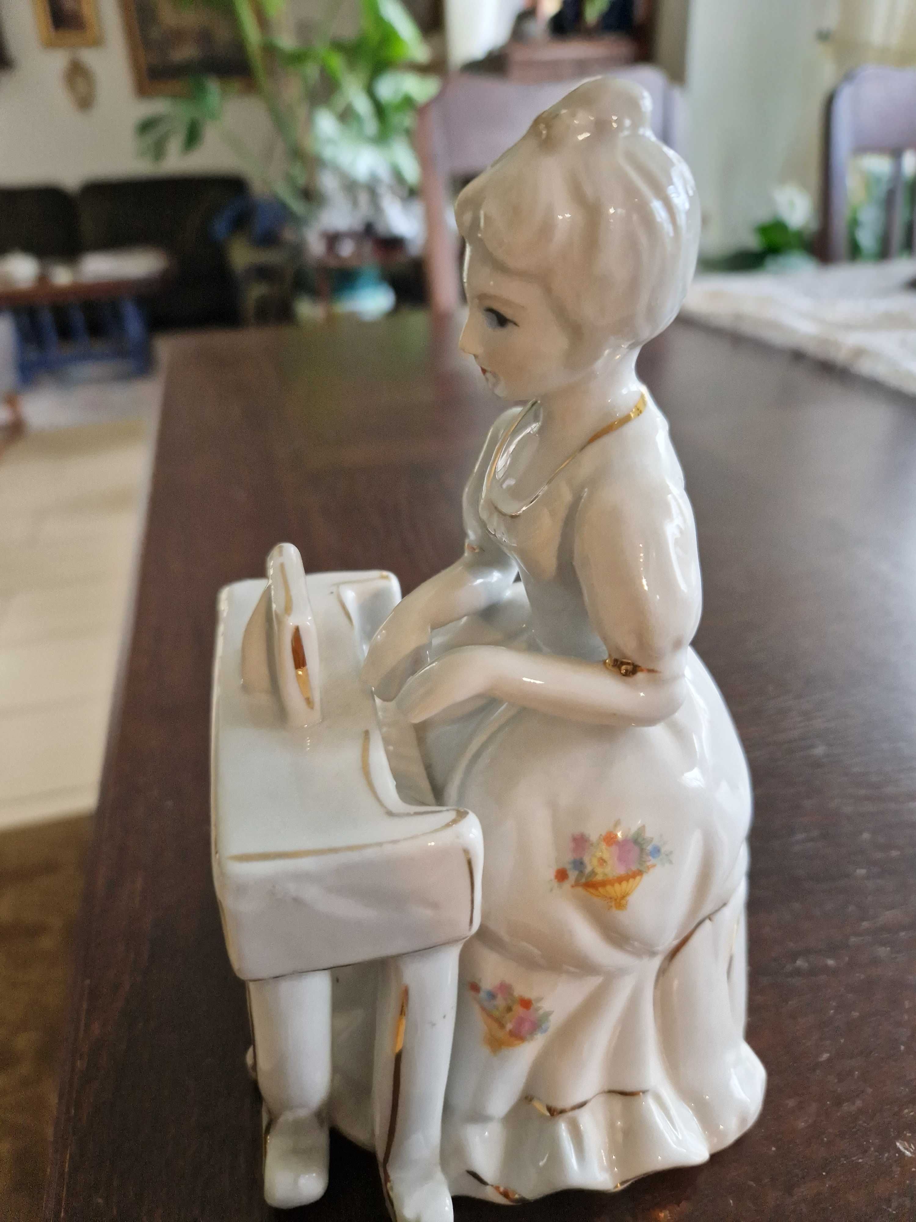 Figurka porcelanowa , kobieta grająca na instrumencie klawiszowym